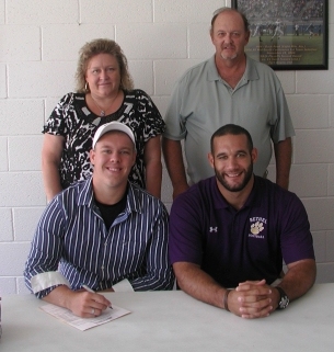 Wartburg's Cody Sexton Signs with Wildcats